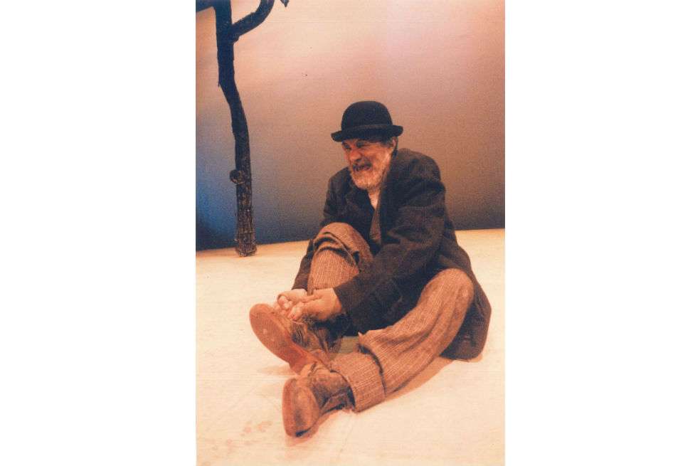 Tablowski en el papel de Estragón de la obra Esperando a Godot, de Samuel Beckett, en 1996. / Cortesía Pequeño teatro
