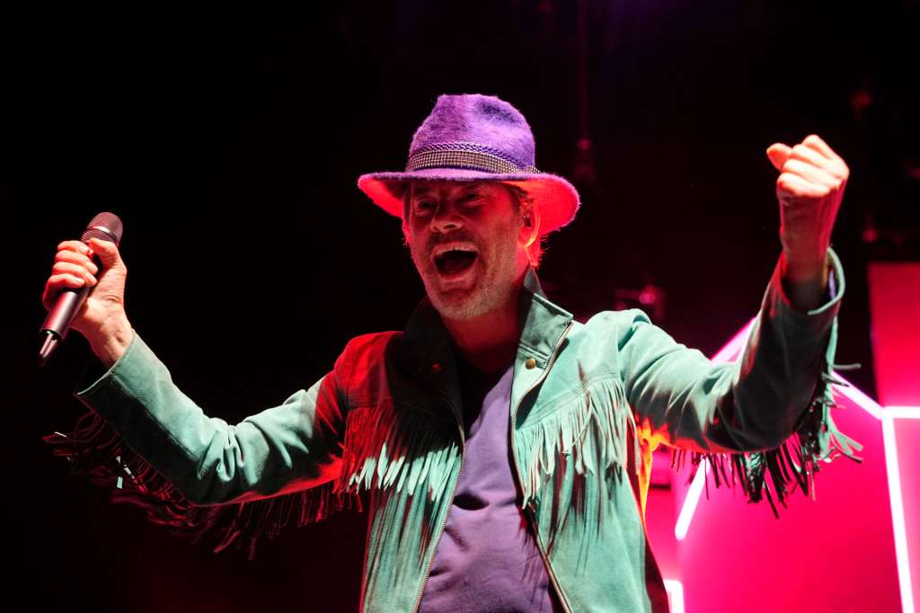 GRAFCAT4455. BARCELONA (ESPAÑA), 07/11/2025.- La banda británica Jamiroquai ha regresado a los escenarios siete años después con un concierto en Barcelona que ha servido de punto de partida de su gira europea y que ha transformado el Palau Sant Jordi en una enorme pista de baile dispuesta para el funk, la música disco y el acid jazz.EFE/ Alejandro García
