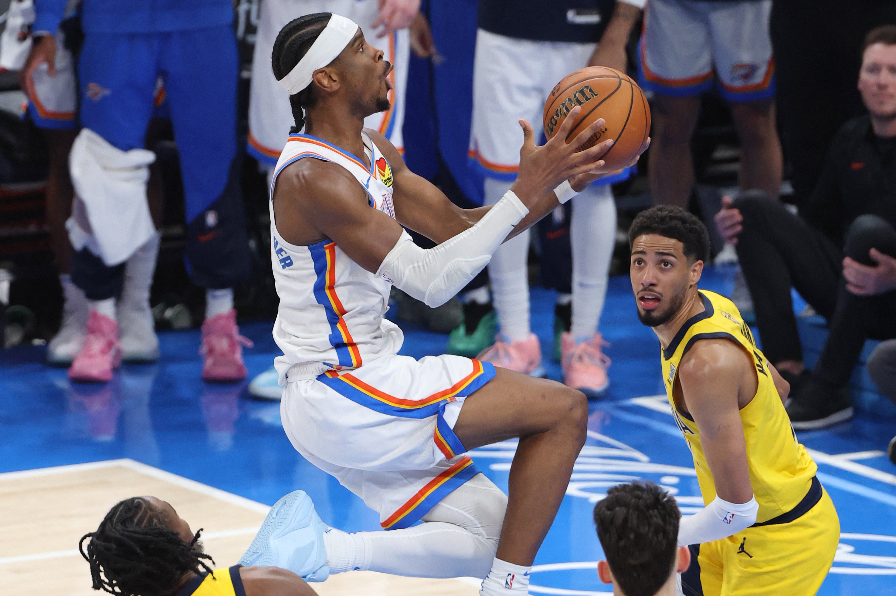 Shai Gilgeous-Alexander ataca el aro, ante la mirada de Tyrese Haliburton.