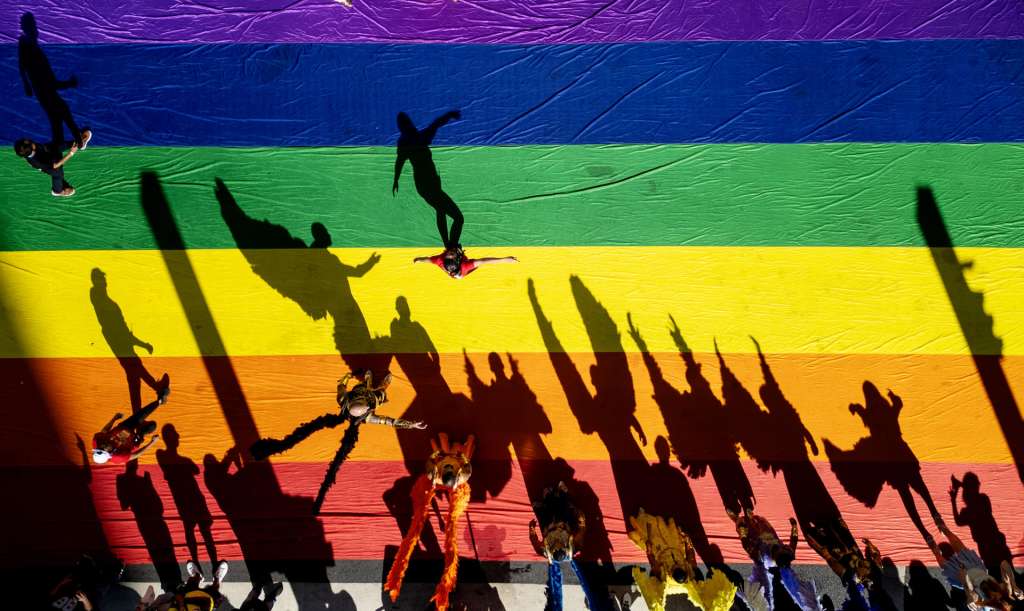 FOTODELDÍA AME9504. SAO PAULO (BRASIL), 07/06/2026.- Fotografía aérea que muestra a un grupo de personas durante la 30ª edición de la Marcha del Orgullo LGBT+ este domingo, en Sao Paulo (Brasil). Una multitud de brasileños participó en el desfile del Orgullo que, a cuatro meses de las elecciones brasileñas, estuvo marcado por un fuerte tono político y por llamados a defender en las urnas los derechos de la comunidad LGTB. EFE/ Isaac Fontana