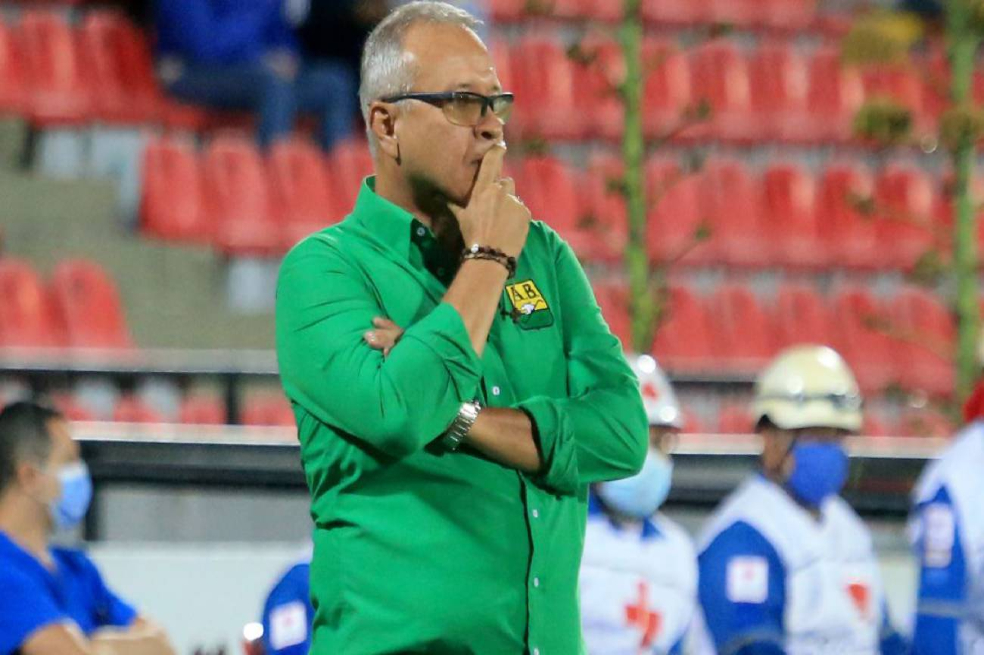 Óscar Upegui ya no es más el técnico de Bucaramanga.