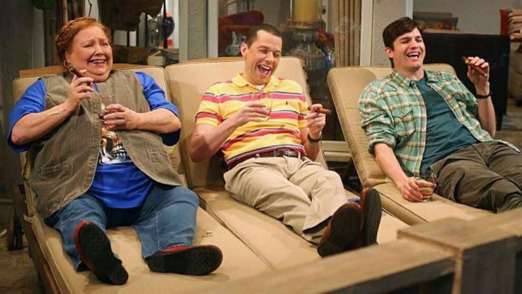 La actriz estadounidense Conchata Ferrell en una escena de la exitosa serie "Two and a Half Men".