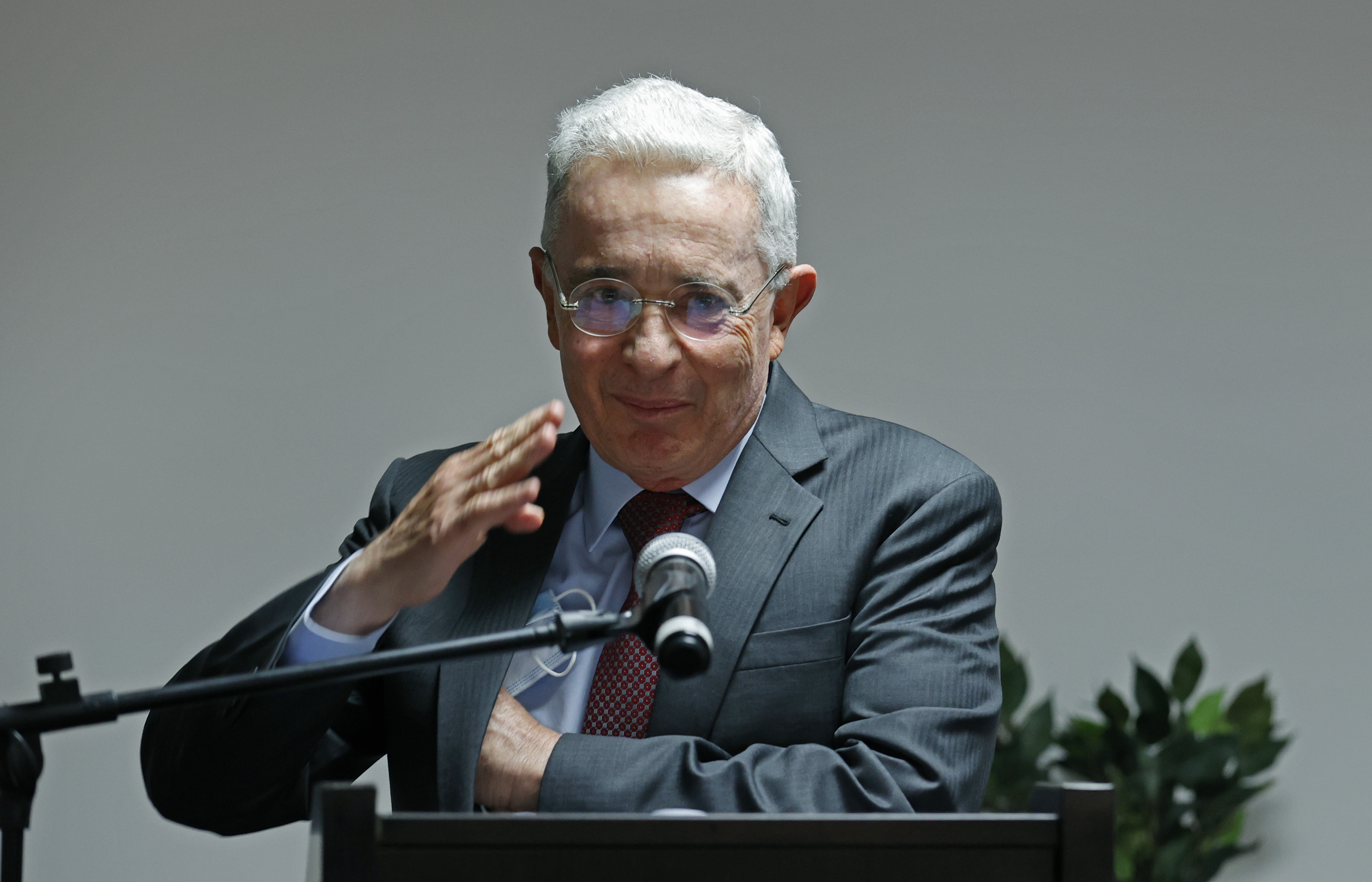AME3633. BOGOTÁ (COLOMBIA), 15/03/2022.- El expresidente de Colombia Álvaro Uribe habla durante un encuentro del partido político Centro Democrático hoy, en Bogotá (Colombia). El expresidente colombiano Álvaro Uribe se culpó este martes por los malos resultados que tuvo su partido, el Centro Democrático, en las elecciones legislativas del pasado domingo, en las que perdió 21 escaños, cinco en el Senado y 16 en la Cámara de Representantes. EFE/ Mauricio Dueñas Castañeda