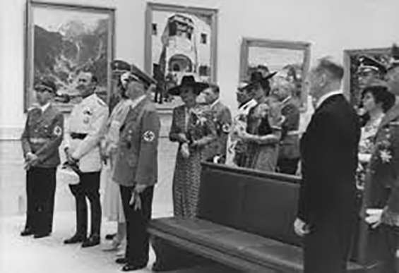 Militares de la Alemania Nazi visitan “Arte degenerado”, una expresión adoptada por el régimen a partir de la exposición con el mismo nombre en Múnich en julio de 1937.