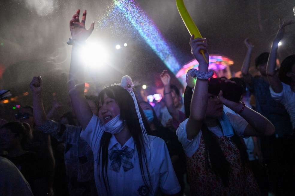 Aunque los festivales de música regresaron y el uso de tapabocas no es obligatorio, la actividad económica continúa afectada por la pandemia.