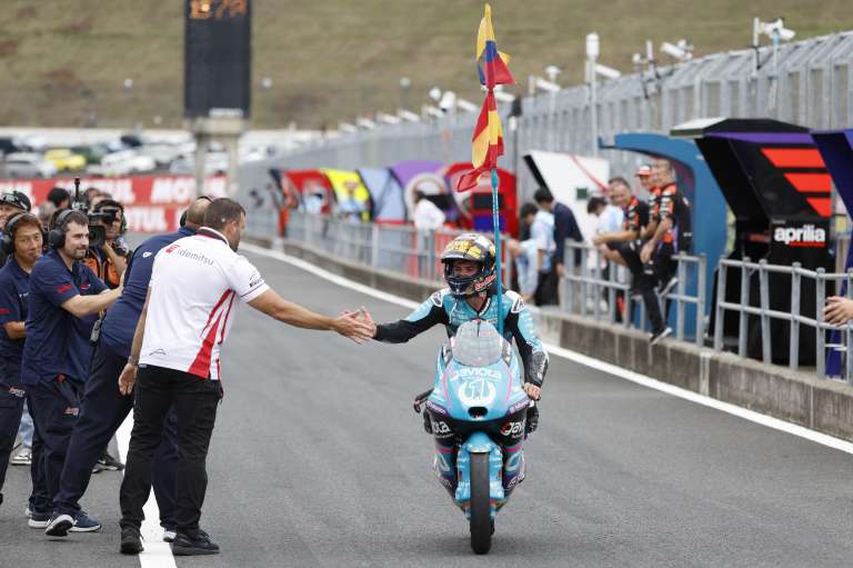 Motegi (Japan), 06/10/2024.- CFMOTO rider David Alonso of Colombia (C), winner and Moto3 World Champion, celebrates after the Moto3 race of the Motorcycling Grand Prix of Japan in Motegi, north of Tokyo, Japan, 06 October 2024. (Motociclismo, Ciclismo, Japón, Tokio) EFE/EPA/FRANCK ROBICHON