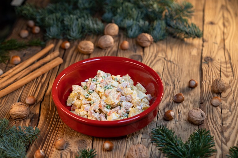 Ensalada de papa navideña, la guarnición ideal para tus proteínas favoritas
