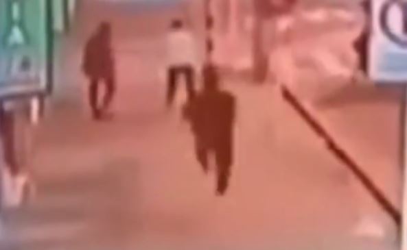 Videos difundidos dejan en evidencia los momentos de la golpiza que le propinan al joven.