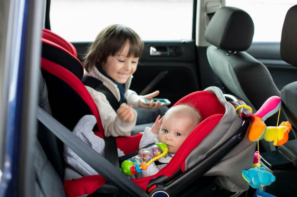 ¿Cómo deben viajar los bebés en el carro?