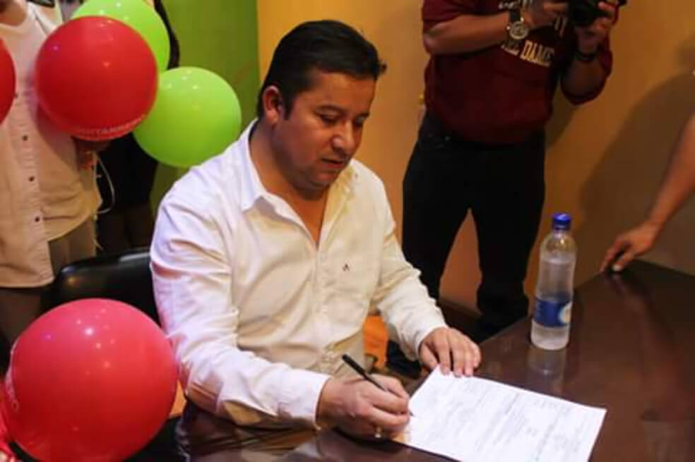 Imagen de Néstor Guitarrero mientras estaba en campaña en 2015 para su reelección como alcalde de Cota. / Foto tomada de @Nguitarrero