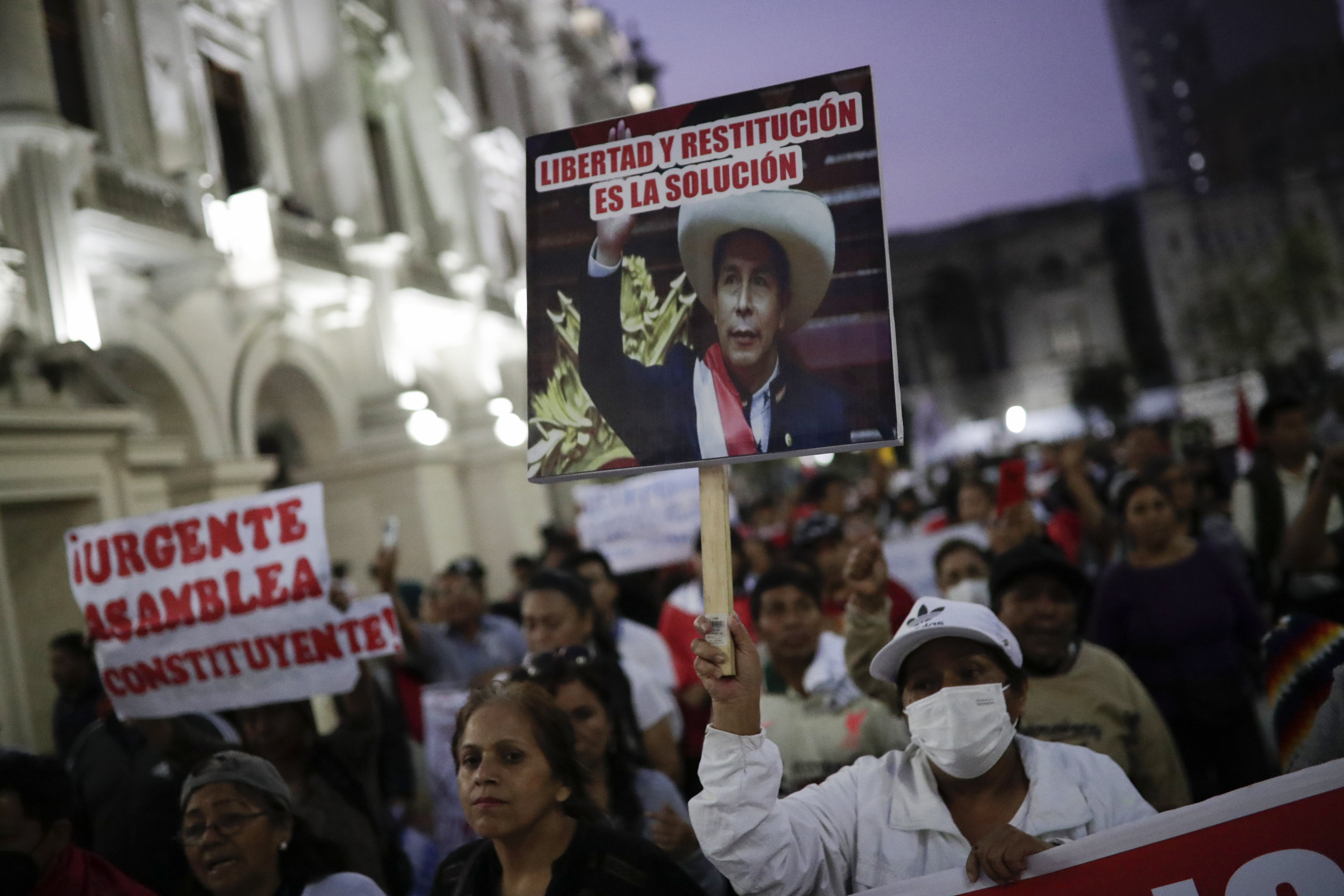 AME833. LIMA (PERÚ), 15/12/2022.- Personas se manifiestan en apoyo a Pedro Castillo en la Plaza San Martín hoy, en Lima (Perú). A pesar de la entrada en vigor del estado de emergencia decretado en Perú, este jueves se registran numerosas manifestaciones, la mayoría pacíficas, en las capitales de provincia del país, acompañadas de un fuerte resguardo policial reforzado con la presencia de las Fuerzas Armadas, según pudo constatar EFE. EFE/ Bienvenido Velasco