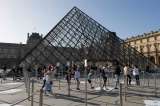 El Louvre de París reabre sus puertas sin su habitual público extranjero