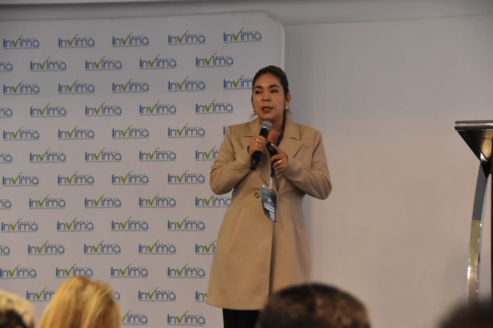 Diana Pava Garzón, en representación del INS, durante una charla el XI Encuentro de Farmacovigilancia.