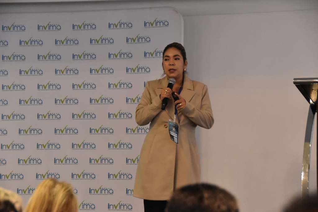 Diana Pava Garzón, en representación del INS, durante una charla el XI Encuentro de Farmacovigilancia.