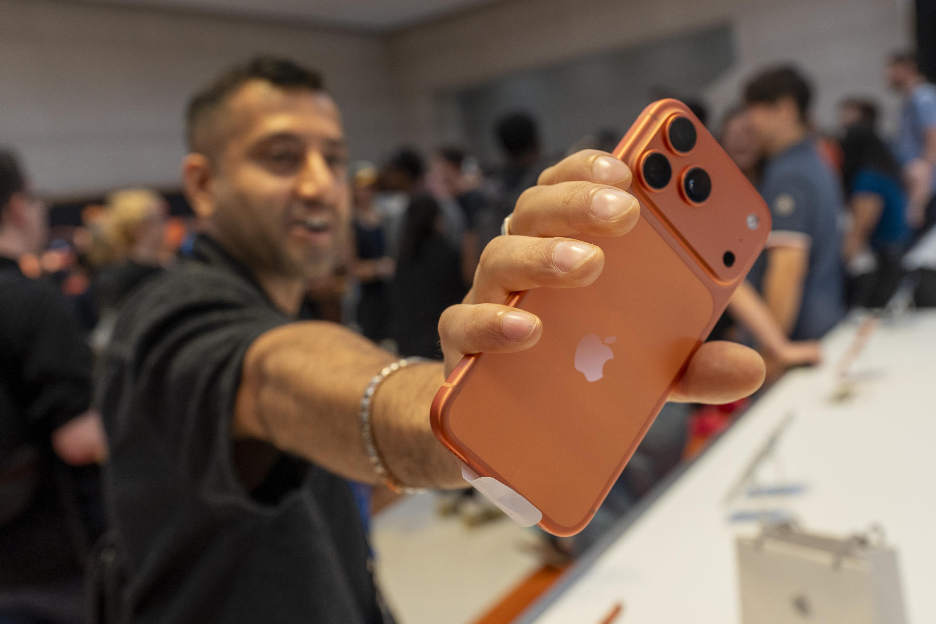 AMDEP3772. NUEVA YORK (ESTADOS UNIDOS), 19/09/2025.- Una persona sostiene un iphone 17 durante el inicio de la venta de los nuevos modelos este viernes, en Nueva York (Estados Unidos). EFE/ Angel Colmenares