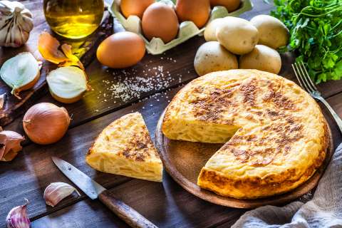 La tortilla de patatas, una receta tradicional que nació en las cocinas humildes