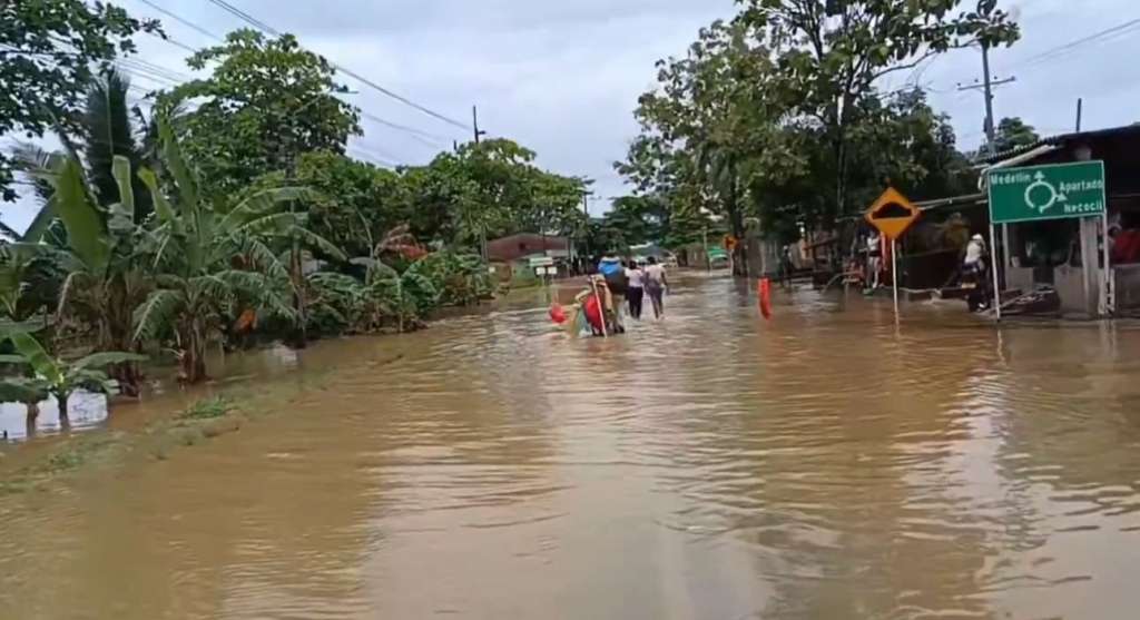 Inundaciones en Apartadó por desbordamiento del río Vijagual dejan barrios afectados
