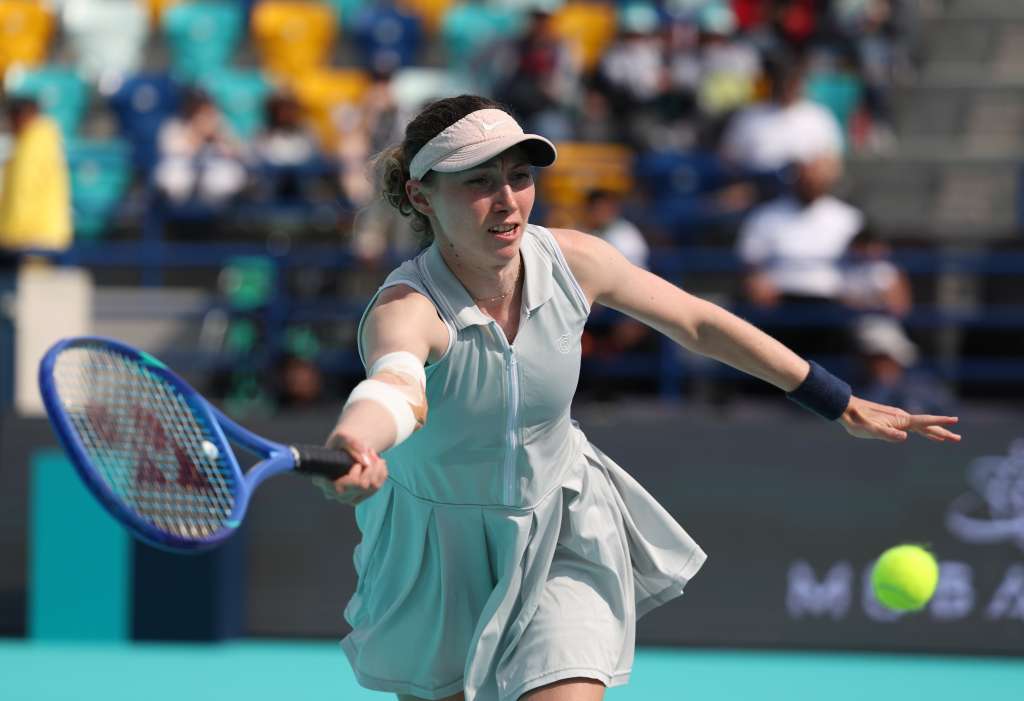 Abu Dhabi (United Arab Emirates), 02/02/2025.- Cristina Bucsa of Spain in action against Wakana Sonobe of Japan during their qualifying match at the WTA Abu Dhabi Open tennis tournament in Abu Dhabi, United Arab Emirates, 02 February 2025. (Tenis, Japón, España, Emiratos Árabes Unidos) EFE/EPA/ALI HAIDER