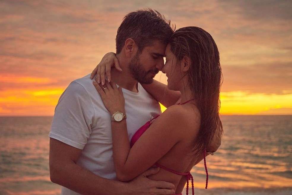 Daniel y Daniella se conocieron gracias a la mamá de la presentadora, quien hace 10 años le compartió el número de teléfono de su hija al actor, y tiempo después se comenzaron a hablar y entablaron una amistad. Finalmente, este año se dieron una oportunidad en el amor.