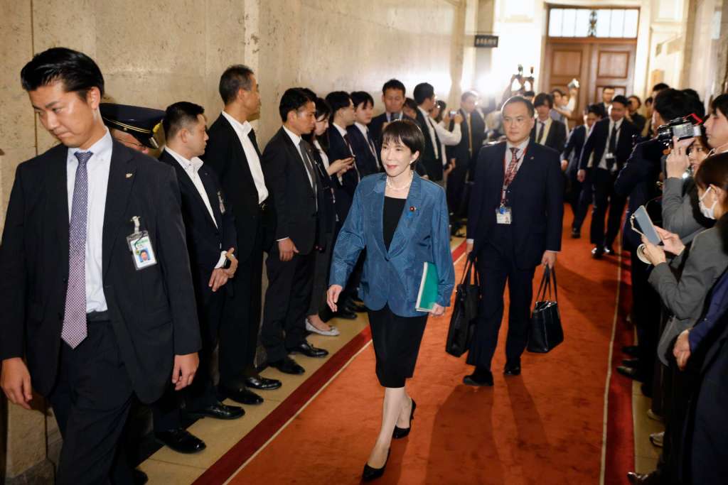 TOKYO (Japan), 20/10/2025.- Japan's ruling Liberal Democratic Party (LDP) President Sanae Takaichi (C) walks on her way to sign a coalition agreement with the Japan Innovation Party at the Parliament in Tokyo, Japan, 20 October 2025. Following the agreement between the two parties, LDP President Sanae Takaichi is poised to become Japan’s first female prime minister on 21 October 2025. (Japón, Tokio) EFE/EPA/FRANCK ROBICHON