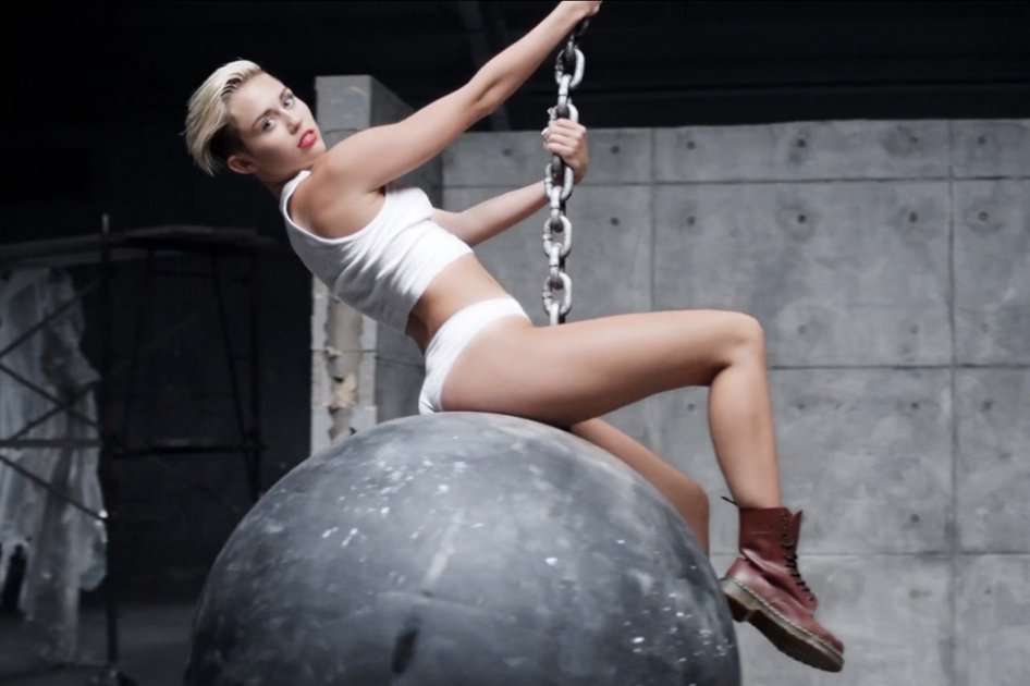 "Wrecking Ball" es el segundo sencillo de "Bangerz", nuevo álbum de Miley Cyrus.