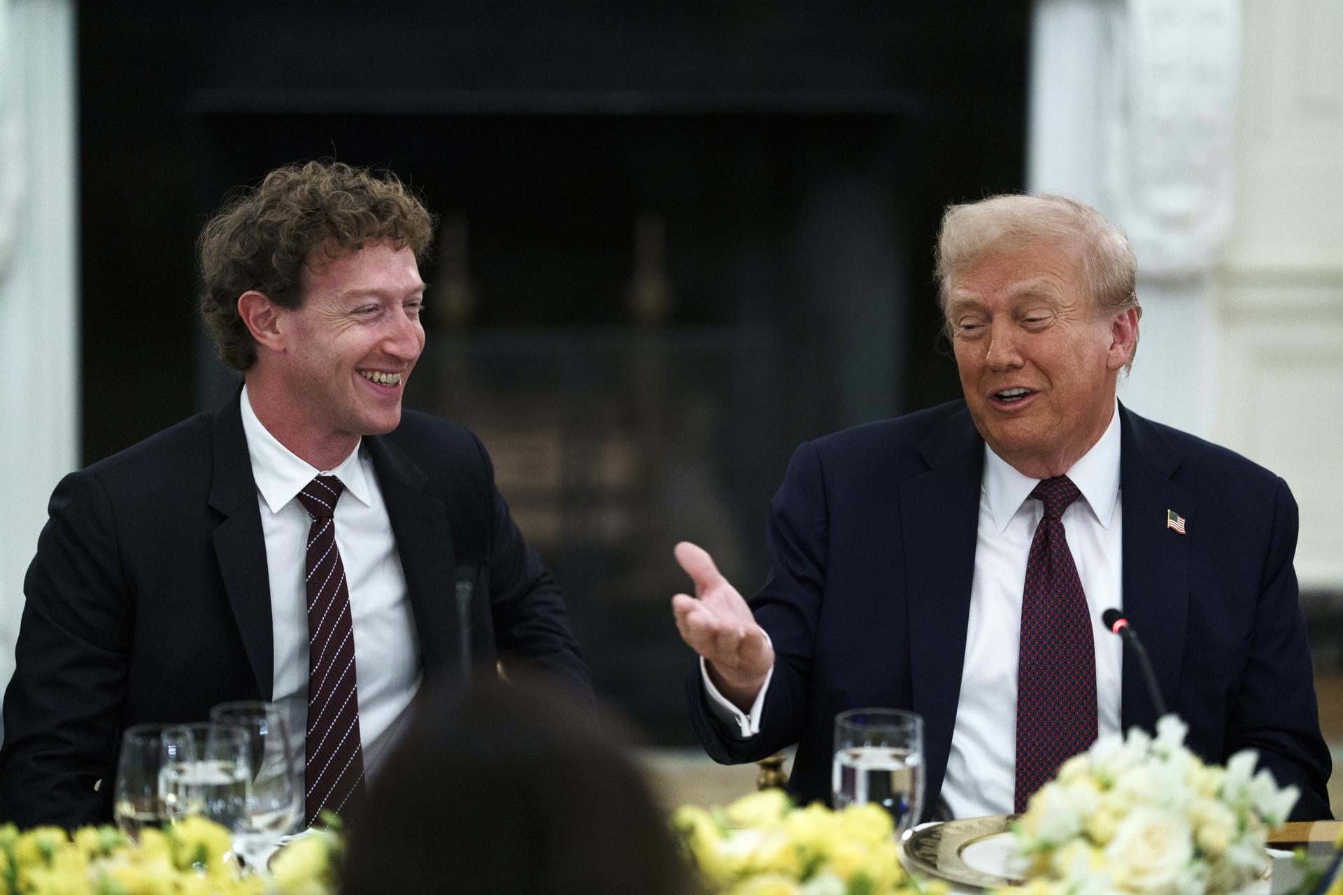 WASHINGTON (United States), 04/09/2025.- US President Donald Trump (R) speaks as Meta CEO Mark Zuckerberg (L) listens during a dinner hosted by President Trump with US tech leaders at the White House, in Washington, DC, USA, 04 September 2025. EFE/EPA/WILL OLIVER / POOL