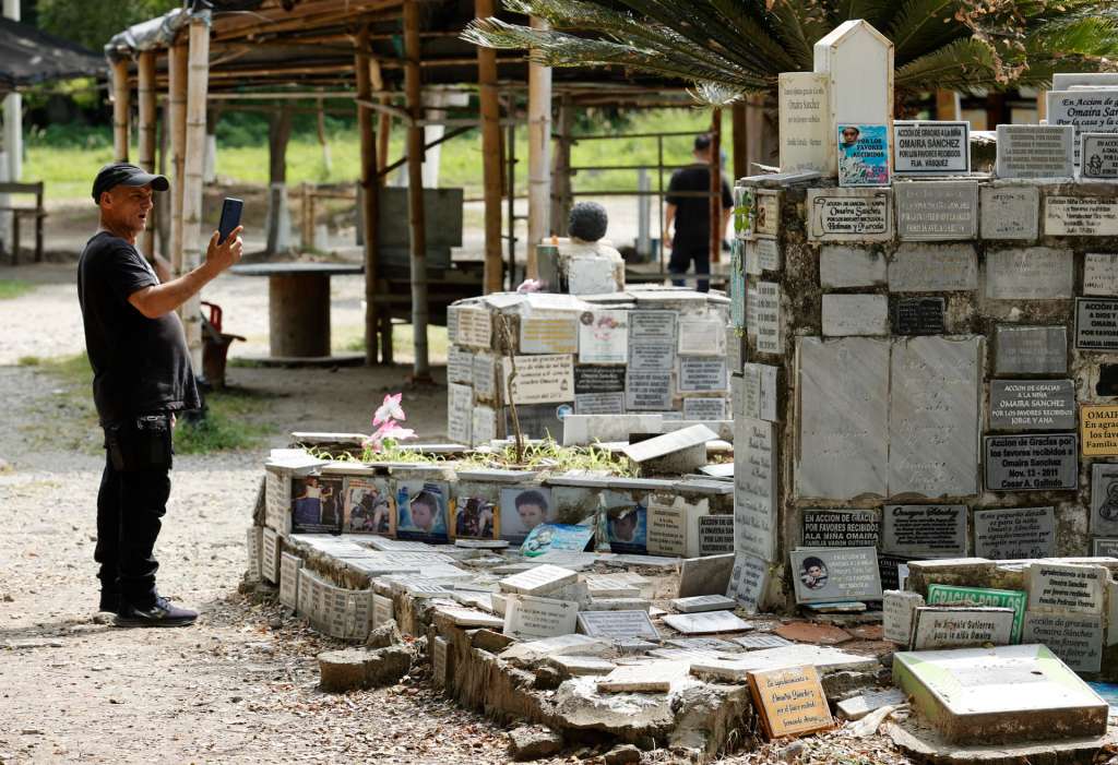 AME8272. ARMERO (COLOMBIA), 12/11/2025.- Fotografía del 5 de noviembre de 2025 que muestra a un hombre tomando fotografías a un altar en honor a Omaira, en Armero (Colombia). La imagen de la pequeña Omaira sepultada por el lodo y condenada a morir en Armero (Colombia) tras la erupción del Nevado del Ruiz hace 40 años se quedó grabada en el subconsciente colectivo de toda una generación y sobre todo en la memoria de dos periodistas que cubrieron la tragedia. EFE/ Mauricio Dueñas Castañeda