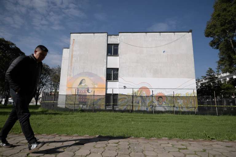 Recorrido por el departamento de Farmacia de la Universidad Nacional, sede Bogotá; se observa deterioro y grietas.