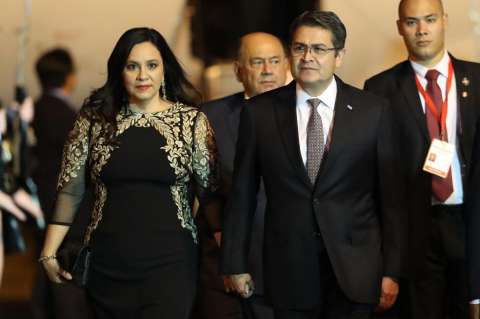 El presidente de Honduras y su esposa dan positivo en prueba de COVID-19
