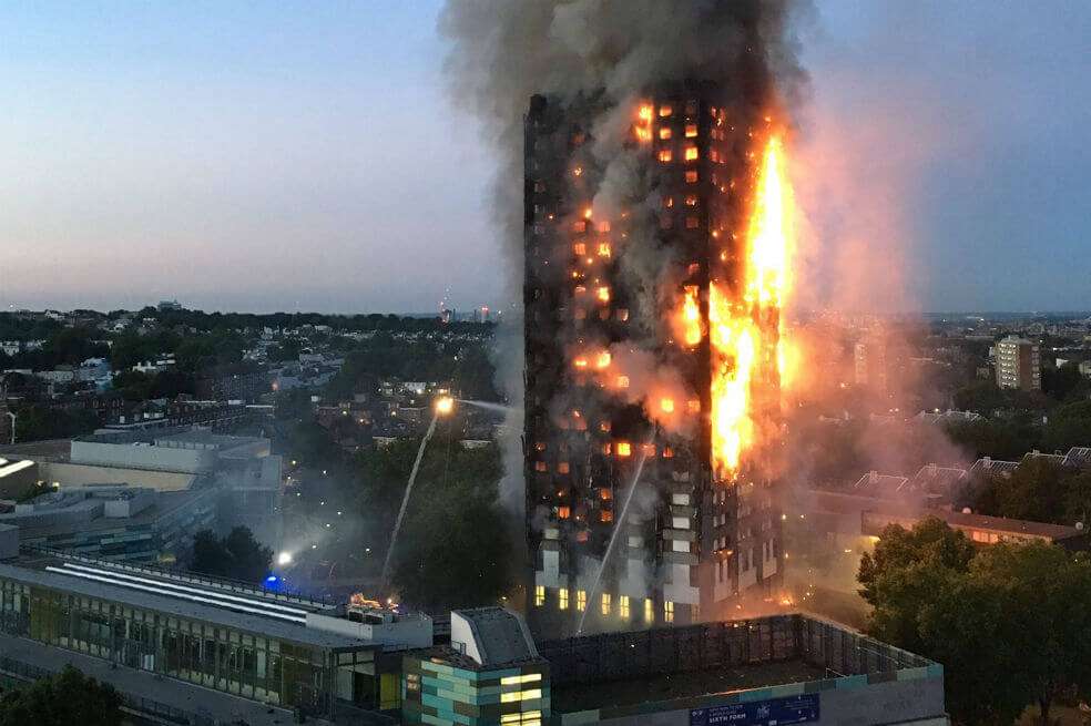 Según expertos, el incendio mortal de hace dos años se causó por fallas del propietario del edificio y del gobierno, que no se aseguró que la estructura tenían un revestimiento peligroso. / AFP