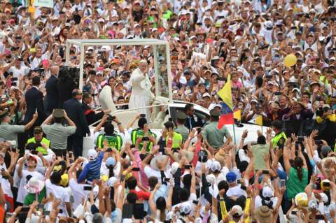 Papa Francisco fue recibido por miles de personas en Villavicencio
