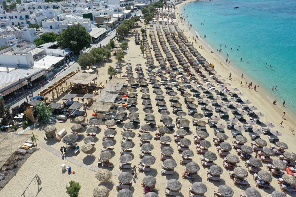 Áyios Prokopios (GRECIA), 26/05/2024.- La playa de Áyios Prokopios, perteneciente a la red Natura 2000, de la Unión Europea, en la isla griega de Naxos, repleta de tumbonas y sombrillas. El comienzo de la temporada turística estival en Grecia va a poner aprueba la eficacia de una ley que sanciona duramente la ocupación ilegal de playas públicas y la destrucción del ecosistema natural por parte de chiringuitos. EFE/ Movimiento "Salven las Playas de Naxos" / ***SOLO USO EDITORIAL/SOLO DISPONIBLE PARA ILUSTRAR LA NOTICIA QUE ACOMPAÑA (CRÉDITO OBLIGATORIO)***