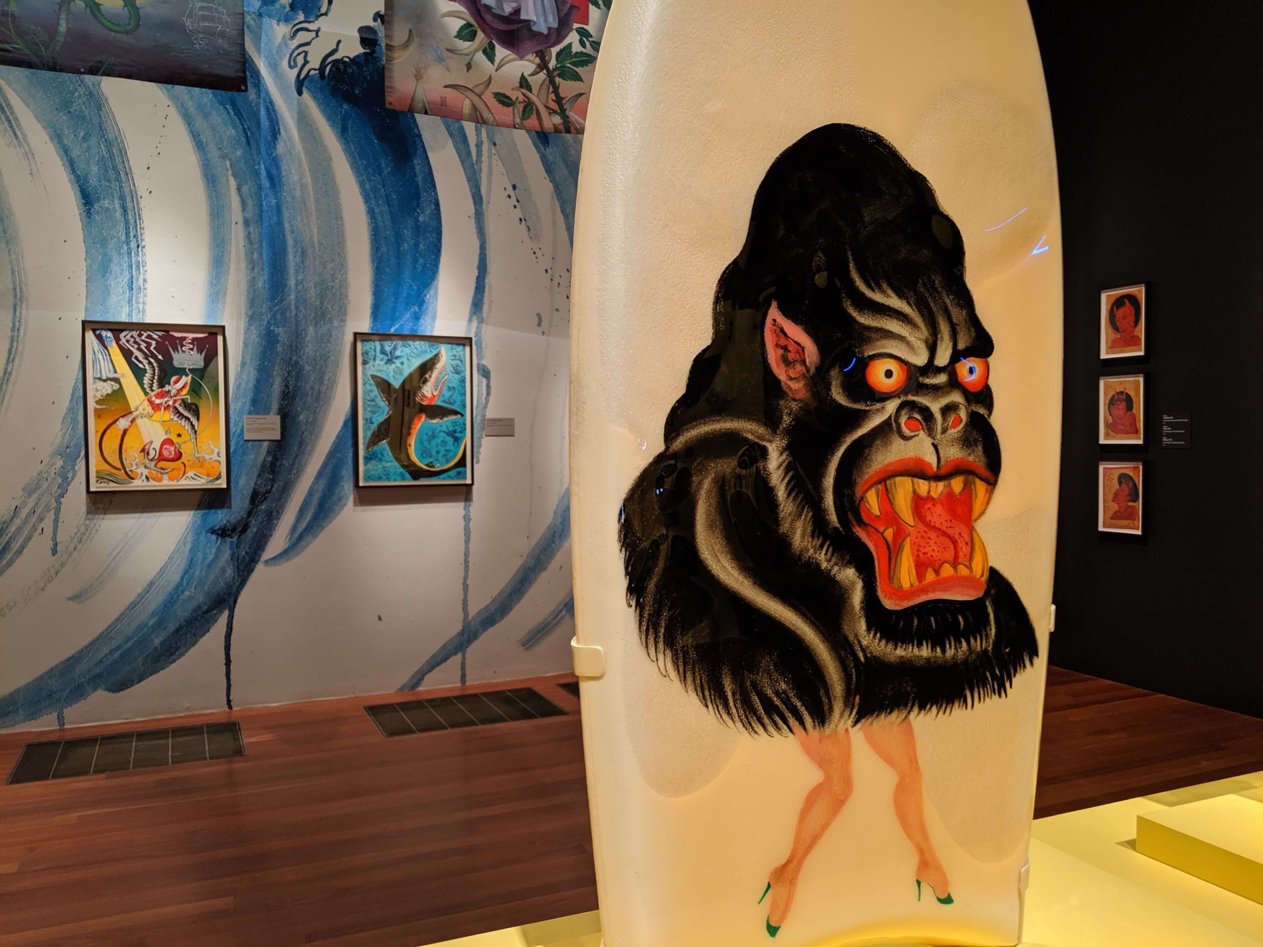 Vista de algunas creaciones del tatuador Ed Hardy durante una presentación a la prensa de la exposición "Ed Hardy: Deeper than Skin" (Ed Hardy: Más Profundo que la Piel) este miércoles en el museo De Young en San Francisco, California (Estados Unidos). Si los tatuajes pasaron en pocas décadas de parias del mundo del arte a disciplina respetada, gran parte del mérito es de Ed Hardy, un tatuador revolucionario con influencias de Goya y Rembrandt a quien el museo De Young de San Francisco rinde ahora homenaje con una retrospectiva.  / EFE/Marc Arcas