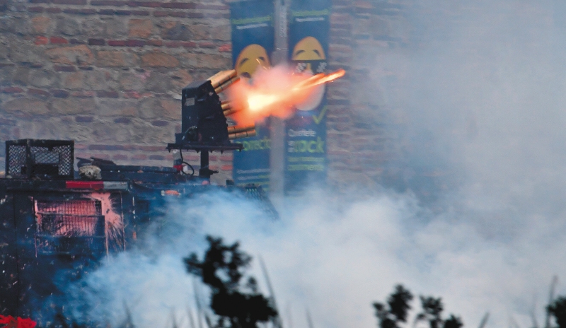 Paro Nacional, tanqueta de la policía que lanza varis gases a la vez