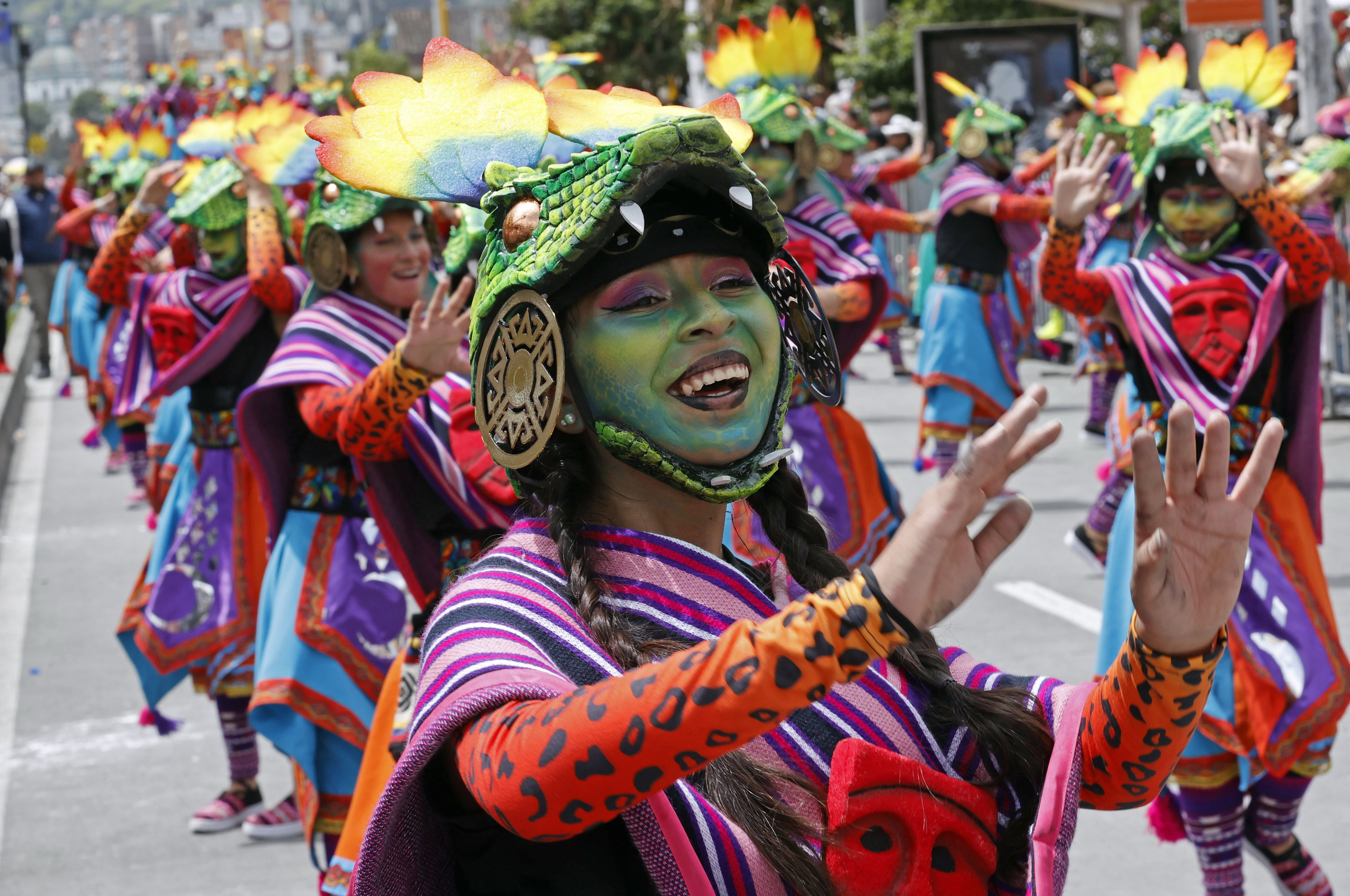 AME8412. PASTO (COLOMBIA), 03/01/2025.- Integrantes de una comparsa participan en el desfile del 'Canto a la Tierra' este viernes, en el Carnaval de Negros y Blancos en Pasto (Colombia). EFE/ Mauricio Dueñas Castañeda