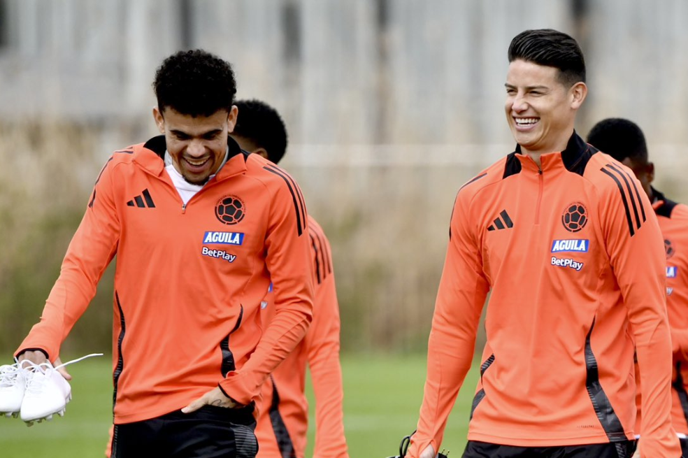 Luis Díaz (izq.) y James Rodríguez (der.), con la selección de Colombia.