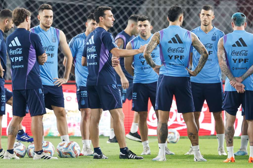 Jakarta (Indonesia), 18/06/2023.- Argentine national soccer team coach Lionel Scaloni (C) during a training at Gelora Bung Karno Stadium in Jakarta, Indonesia, 18 June 2023. Argentina, current World Cup champions, will play a friendly match against Indonesia on 19 June 2023. (Futbol, Amistoso, Mundial de Fútbol) EFE/EPA/MAST IRHAM