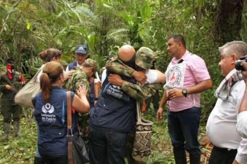 Conmovedoras imágenes de la liberación de los soldados secuestrados por el ELN