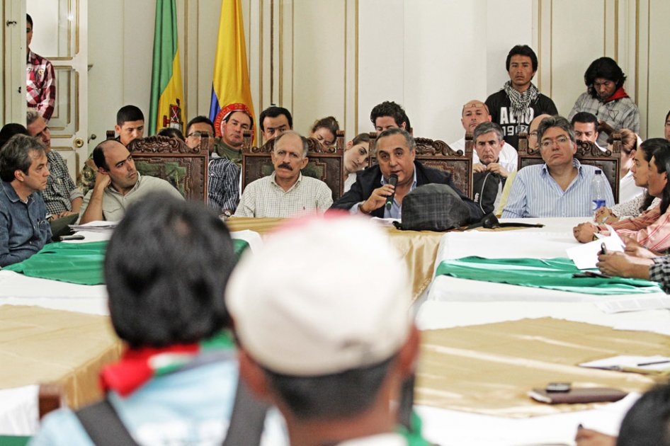 El ministro del Interior, Federico Renjifo en diálogo con las comunidades indígenas. / Ministerio del Interior