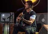 Video: ¡Sin ropa! Así quedó fanática de Ricardo Arjona en uno de sus conciertos
