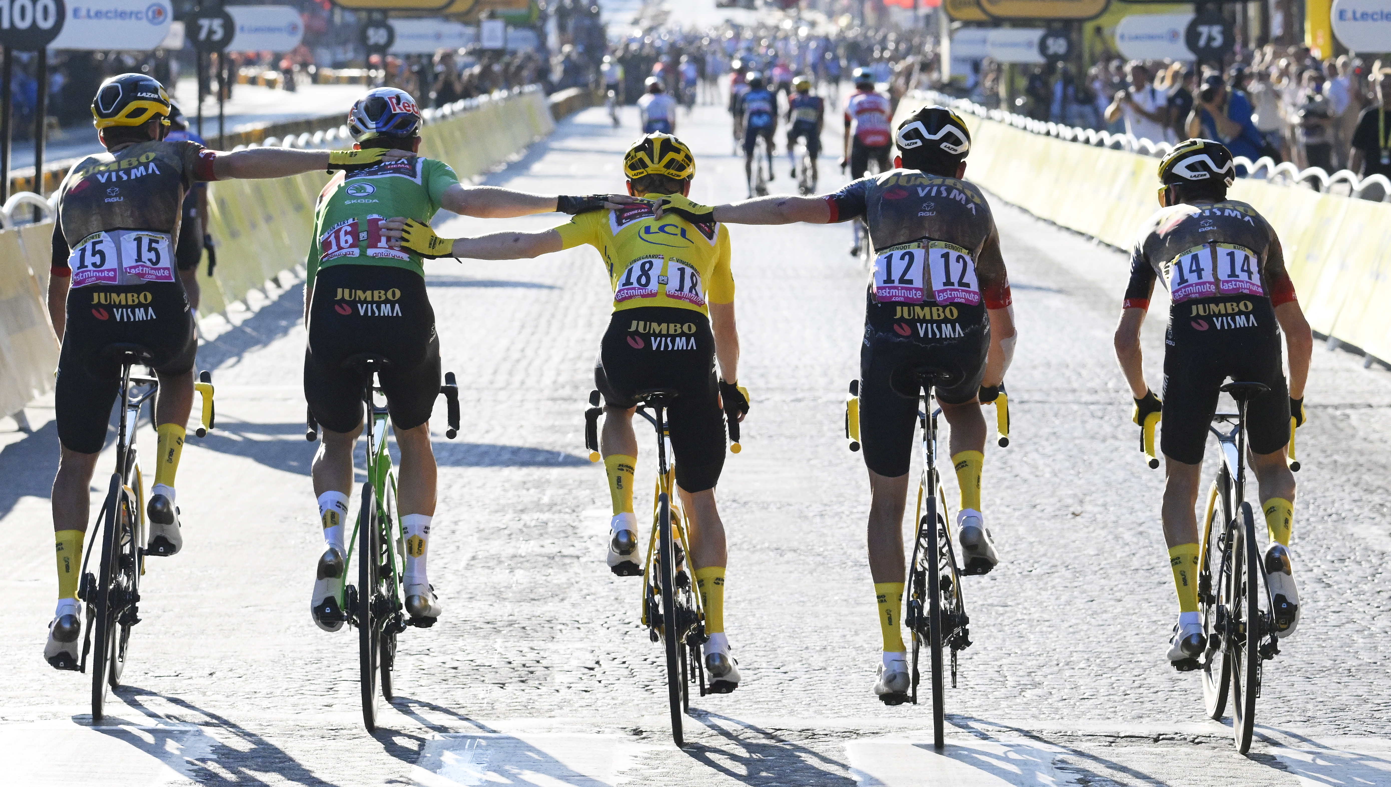 Paris (France), 24/07/2022.- Jumbo Visma riders (from R), US rider Sepp Kuss, Belgium rider Tiesj Benootthe, the Yellow Jersey Danish rider Jonas Vingegaard, the Green Jersey Belgium rider Wout Van Aert and French rider Christophe Laporte (Ciclismo, Bélgica, Francia) EFE/EPA/MANTEY STEPHANE / POOL