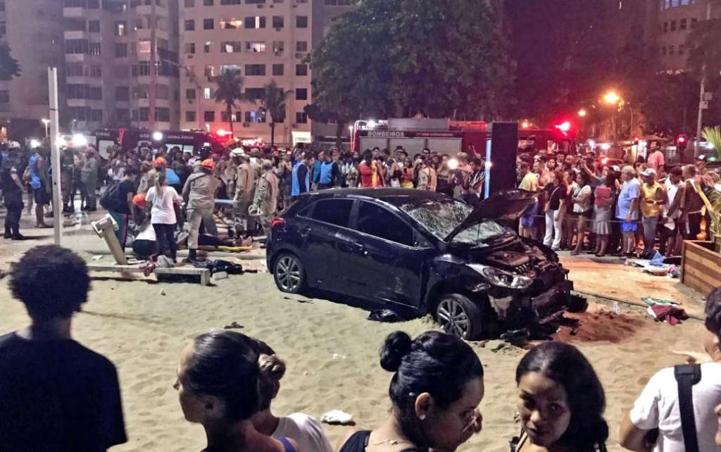 Desde la noche del domingo, las autoridades locales atienden a las personas damnificadas por las inundaciones en Copacabana. / Tomada de Twitter.
