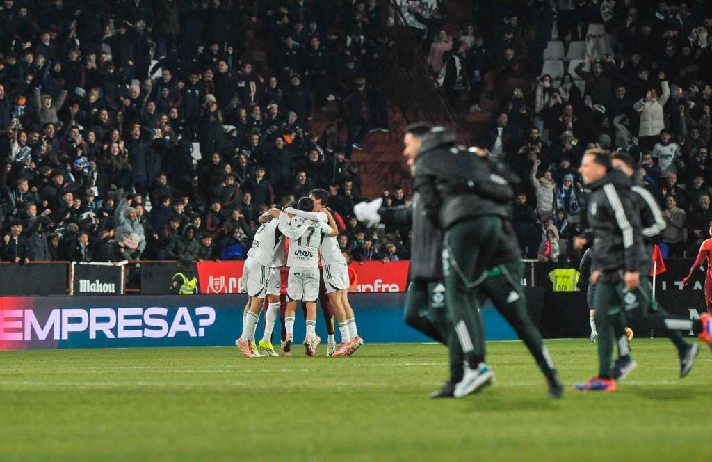 ALBACETE, 14/01/2026.- Los jugadores del Albacete celebran la victoria al finalizar el partido de octavos de final de la Copa del Rey que Albacete Balompié y Real Madrid disputaron este miércoles en el estadio Carlos Belmonte. EFE/Manu