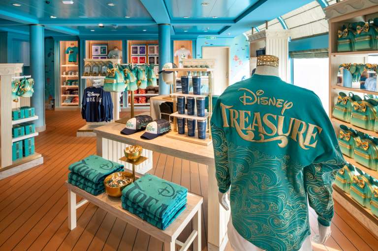 Desde ropa de baño y toallas hasta camisetas con gráficos y más, las familias pueden encontrar todo lo que necesitan para pasar un día de diversión en Dory's Forget-Me-Knots a bordo del Disney Treasure