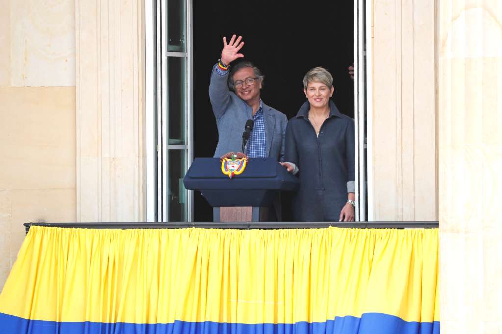 BOG400. BOGOTÁ (COLOMBIA), 01/05/2023.- El presidente de Colombia, Gustavo Petro (i), saluda junto a su esposa Verónica Alcocer antes de pronunciar un discurso desde la Casa de Nariño en Bogotá (Colombia). Gustavo Petro se dirigió a los ciudadanos desde un balcón del palacio presidencial para referirse sobre los principales puntos de las reformas laboral y pensional planteadas por su Gobierno. EFE/ Carlos Ortega