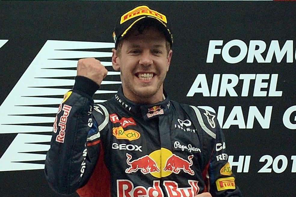 Sebastian Vettel de Red Bull,  celebra su victoria en el podio.