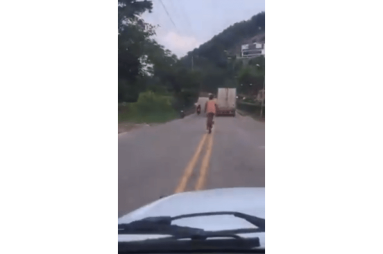 Ciclista desnudo transitó por vías de Santander