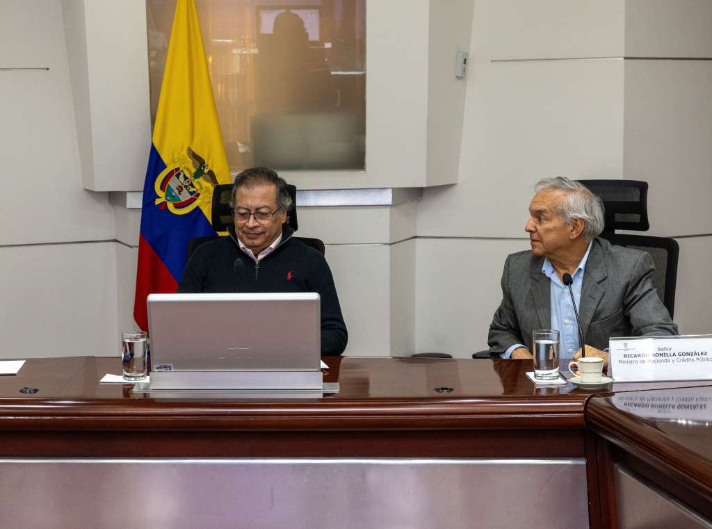 Presidente Gustavo Petro y saliente ministro de Hacienda, Ricardo Bonilla.