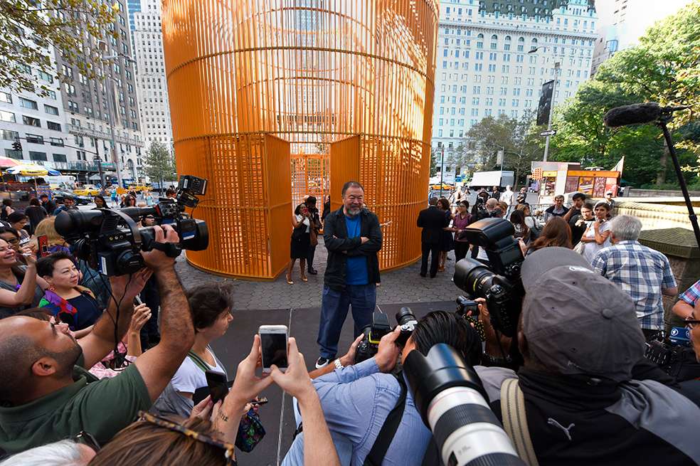 "Las buenas barreras hacen buenos vecinos" es el título de esta exposición de Ai Weiwei. / AFP