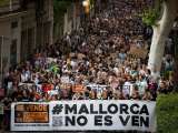 Las multitudinarias protestas contra el exceso de turistas en la isla de Mallorca